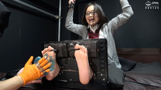「くすぐりグローブ＋ローションで足が無くなるくらいくすぐったいと叫ぶ真冬ちゃんの足枷くすぐり！」わかしラボ WAKA-068 雪奈真冬 3