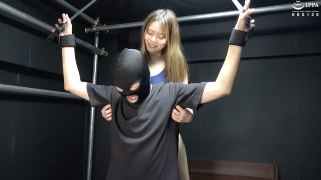 「【F/M】膝立ち拘束のドM男子を後ろから脇くすぐり攻めプレイ！」ADOA-082 彩川ゆめ