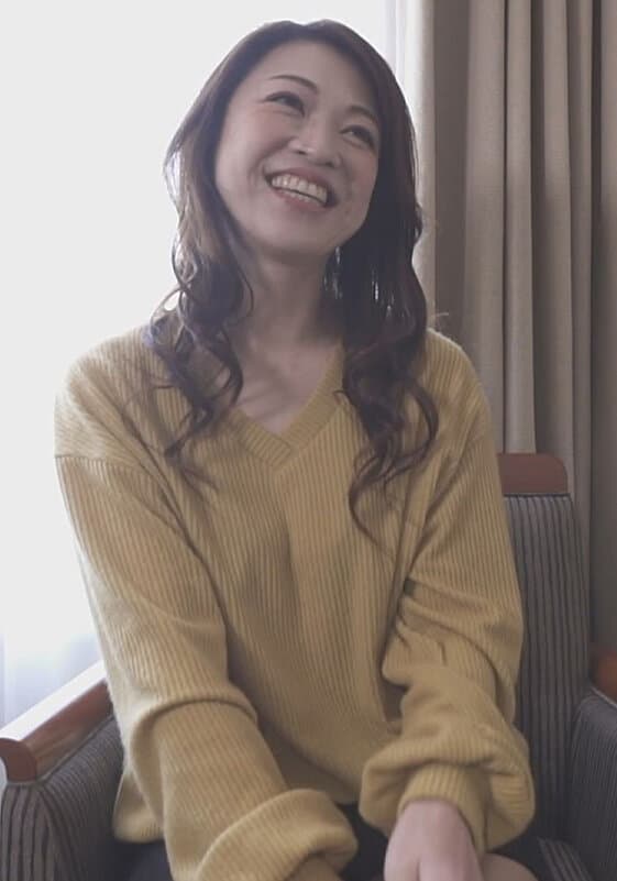 下着を見せるエッチなバイト！美魔女のランジェリーの中はすでに濡れ濡れの糸引き状態！