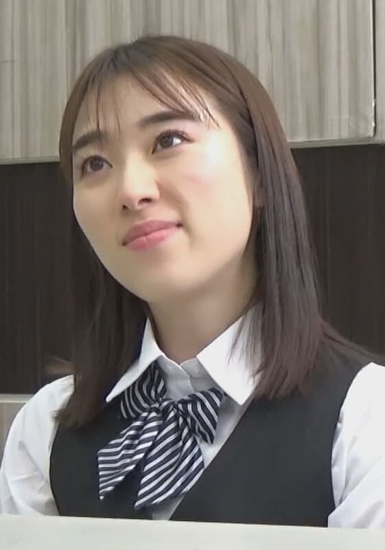 手で押さえても漏れ出す喘ぎ声！受付嬢のカウンターの下で彼女をまさぐる怪しい男！