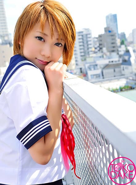 【ソクヌキ】人気のない場所で強引にチ○ポを突っ込まれる制服女子。最初はイヤだったはずなのに…自ら腰を振り、ハードピストンでイカされるスケベ制服女子！ 望月ちひろ