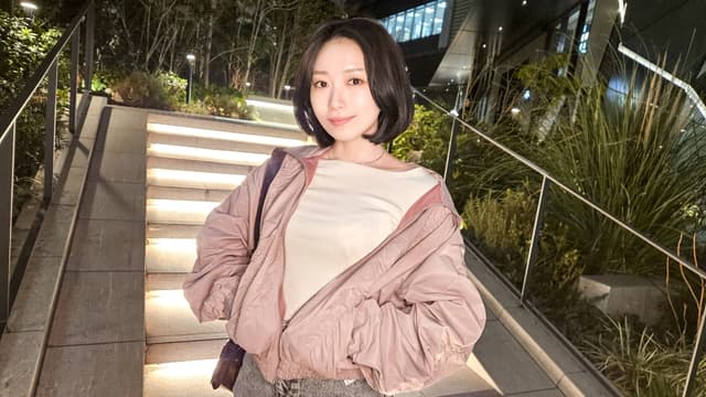 『見られてるって思うだけで濡れる。撮られるほどに体が反応する 22歳、いと 美容師、彼氏ナシ、恋愛より快感優先の生活 誰かに見せることで昂ぶる見せたがり体質は、パンツにシミができるほどの性欲を抱えたまま、カメラの前で解放されていく 波打つでか尻、フェラ中に自分で乳首をいじる指、腰が引けても止まらない中イキ──ハメ撮りという名の性癖開示ファイル』 【初撮り】ネットでAV応募→AV体験撮影 2392