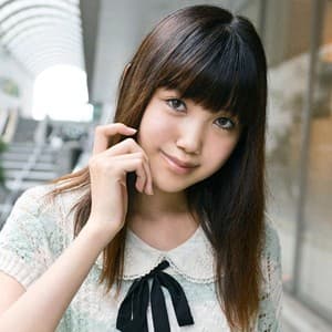 新里やこ