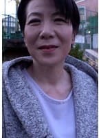 美しくもキュートな還暦熟女が溢れる性欲に負けAV出演！豊満ボディを淫靡に震わせイキまくる淫乱SEX！