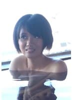 夫婦で行く温泉旅行の取材旅行に参加した読者モデルの若妻さんを酔わしてはめを外して他人棒を嵌める！？開放的な状況は若妻さんも淫らに股を広げる！！