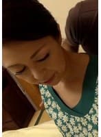 乳首を強くつねるようにされると感じる変態熟女！つねる舐めるで乳首が肥大化！？熟女の膣奥に生中出し！