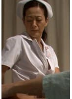 入院中に看護師に眠れないと我が儘言って無理やりチ○ポを触らせてみると…熟女看護師は欲求不満で抑えきれない性欲に堕ちて行く！