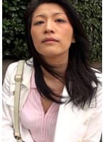 遅咲き熟女が旦那に内緒でAV出演！バイブをマ〇コに咥えてチ〇ポをフェラ！エロ過ぎ熟女の本能丸出しSEX！