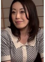 旅館で母娘インタビュー！女社長の熟女を休んでる娘の横でなし崩し的に愛撫を仕掛けて見ると…欲求不満熟女は声を鎮めて快楽の顔射SEX！