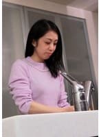 管理人の息子を誘惑する不貞妻！
