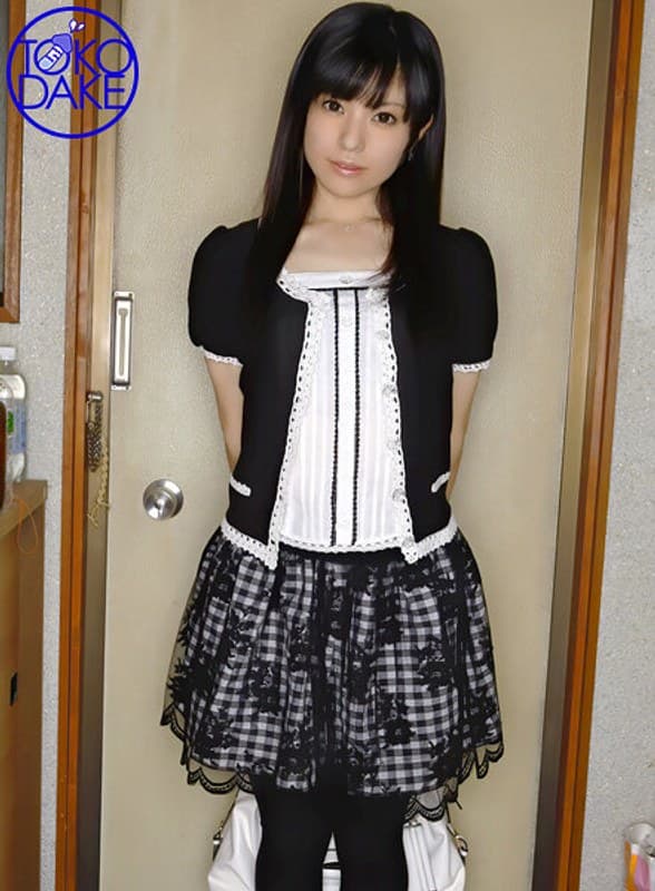 カワイイ貧乳デリヘル嬢とキッチンでセックス！激しいのが好きな彼女をバックから激ピス。抜いたチ○ポをイラマチオ。立ちバックで声が大きいと言われた彼女が必死に声を押し殺す姿がカワイイ。再びチ○ポをフェラさせ、指マン潮吹き。正常位からの大量顔射！ 神河美音